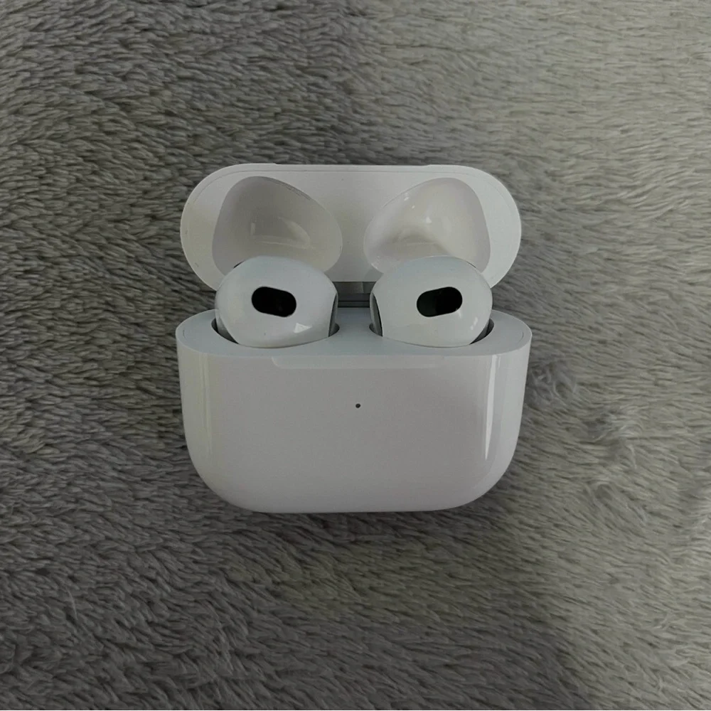 Apple AirPods with Wireless Charging Case - White